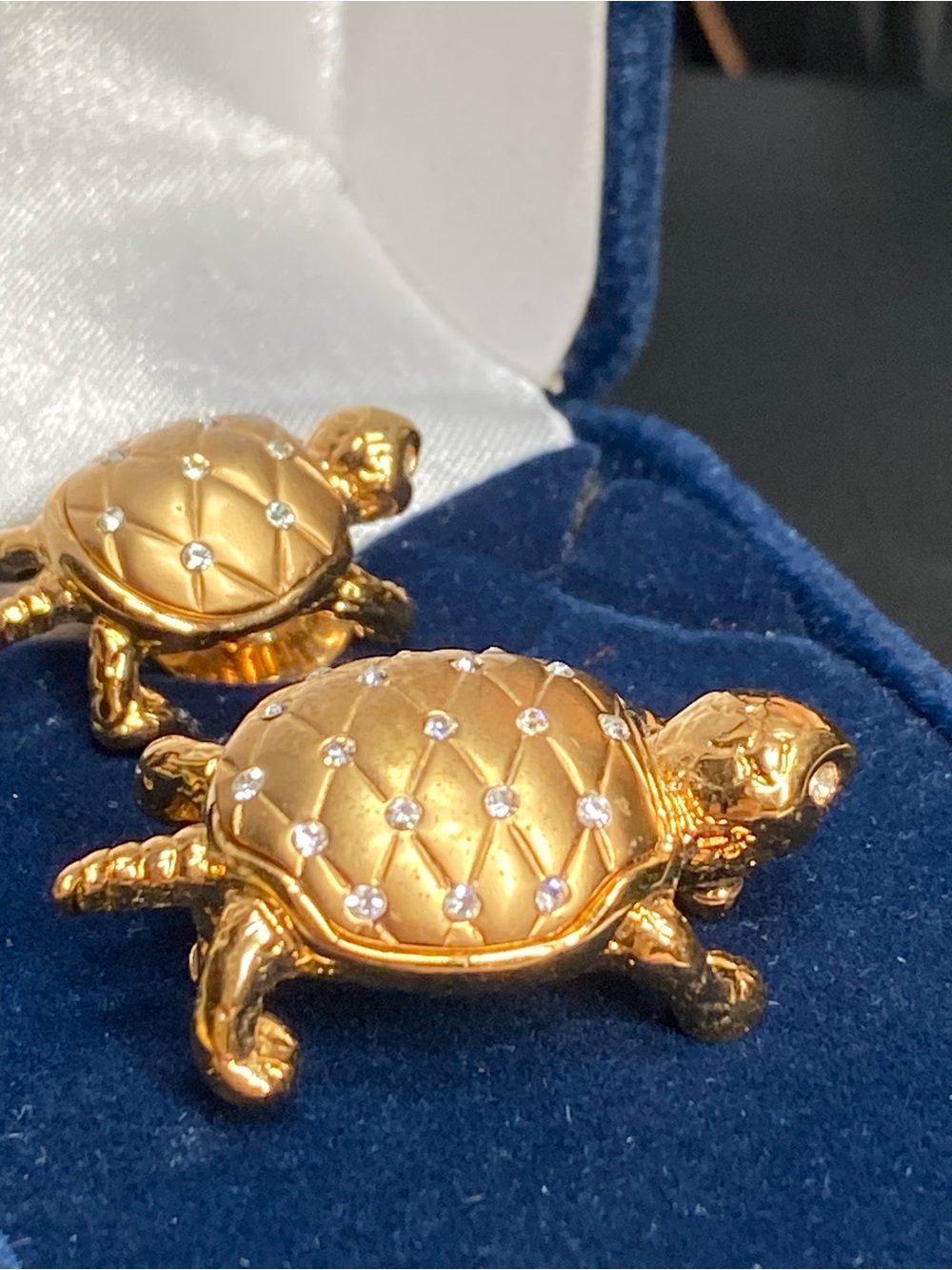 🍇 Pair of Swarovski Gold Tone Turtles Momma with Baby Turtle Brooch & Stick Pin - Picture 3 of 11